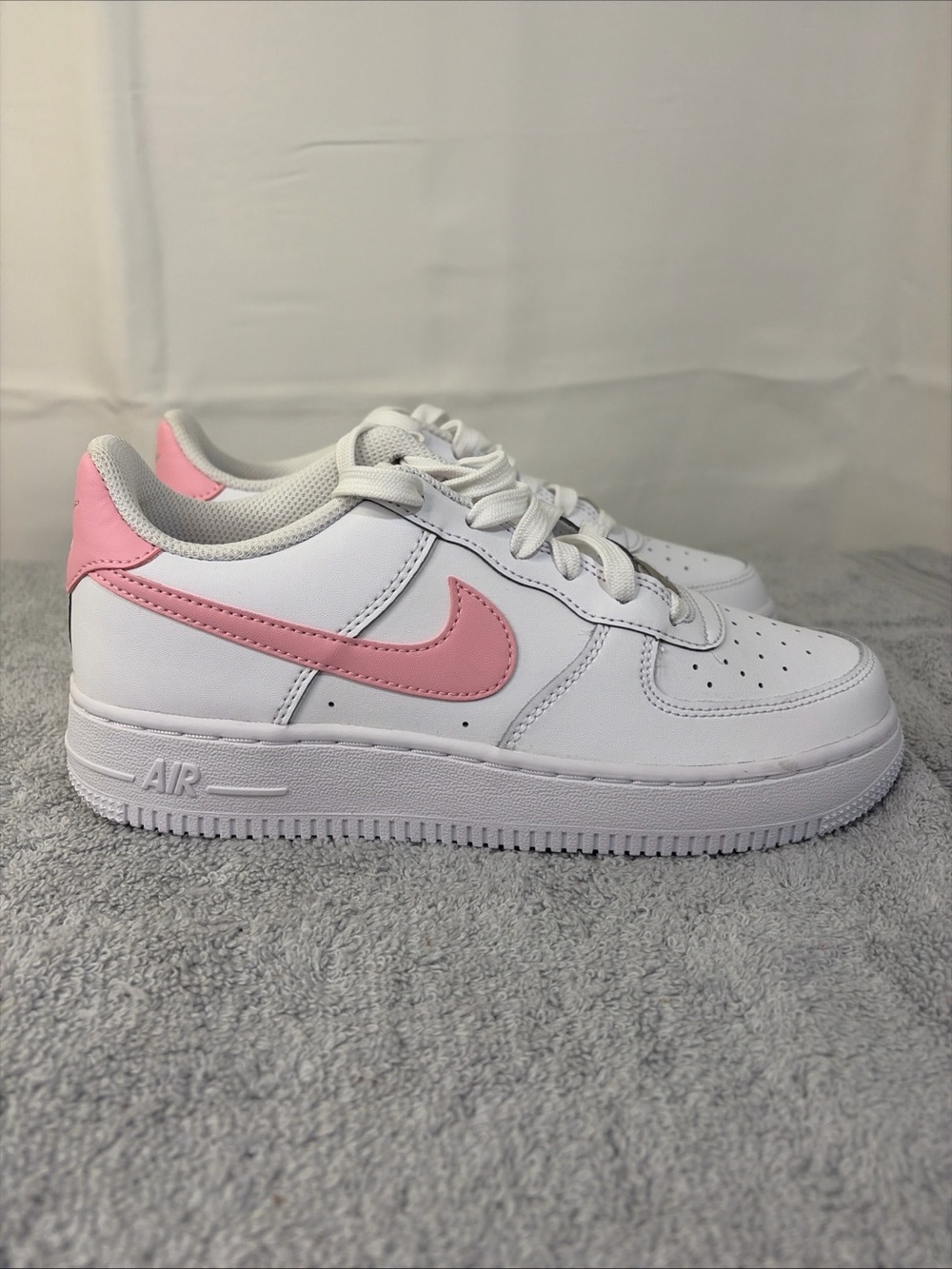 Nike Kids Air Force 1’s size 5.5Y BNWOB! stk#EC0022